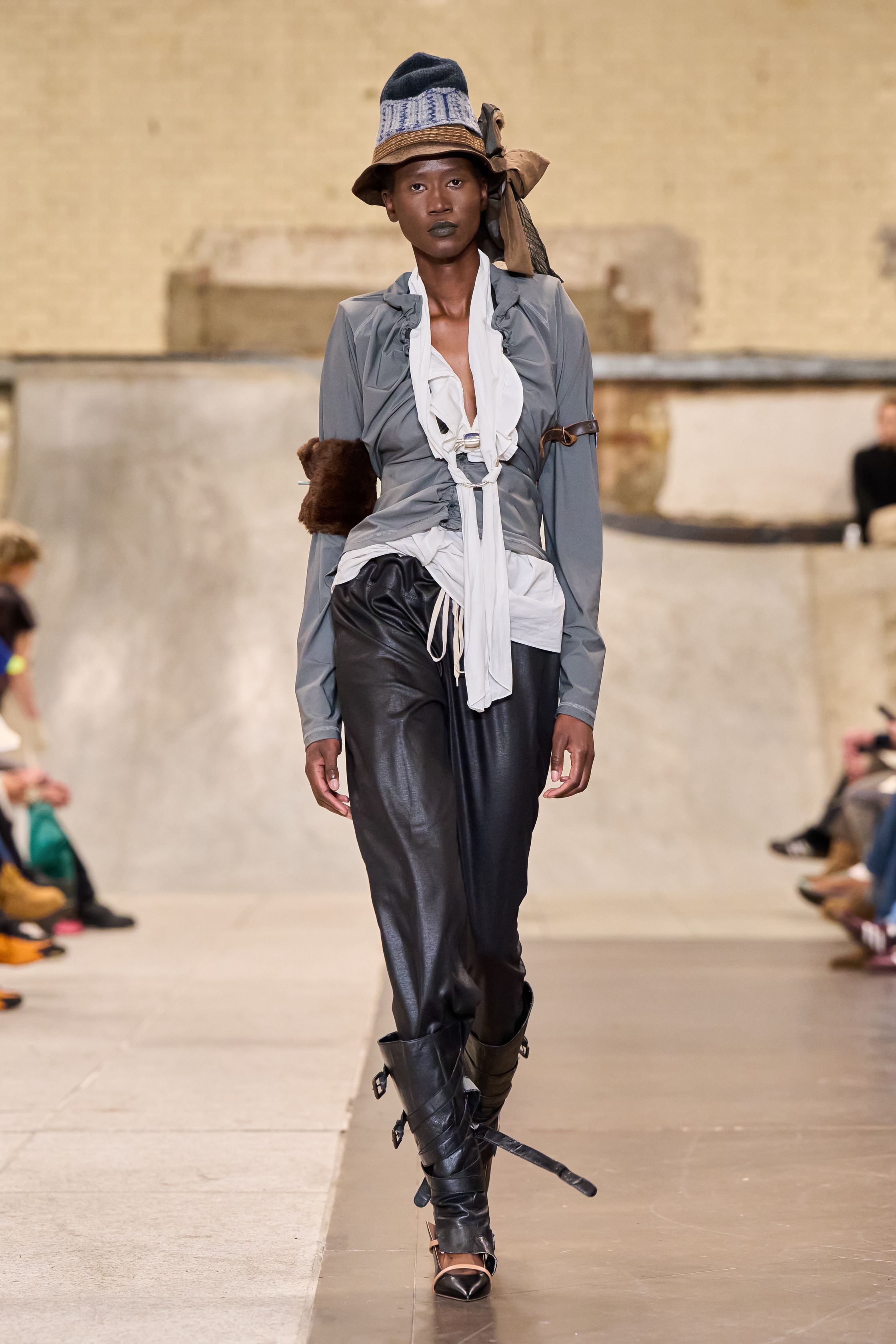 Fashion East以实验剪裁与层叠结构重塑青年表达，柔软垂坠长裙与机能拼接紧身裤并行，淡橄榄与灰紫交织出不规则美学，呈现出学院感与街头能量碰撞的先锋姿态-顽石频道趋势研究